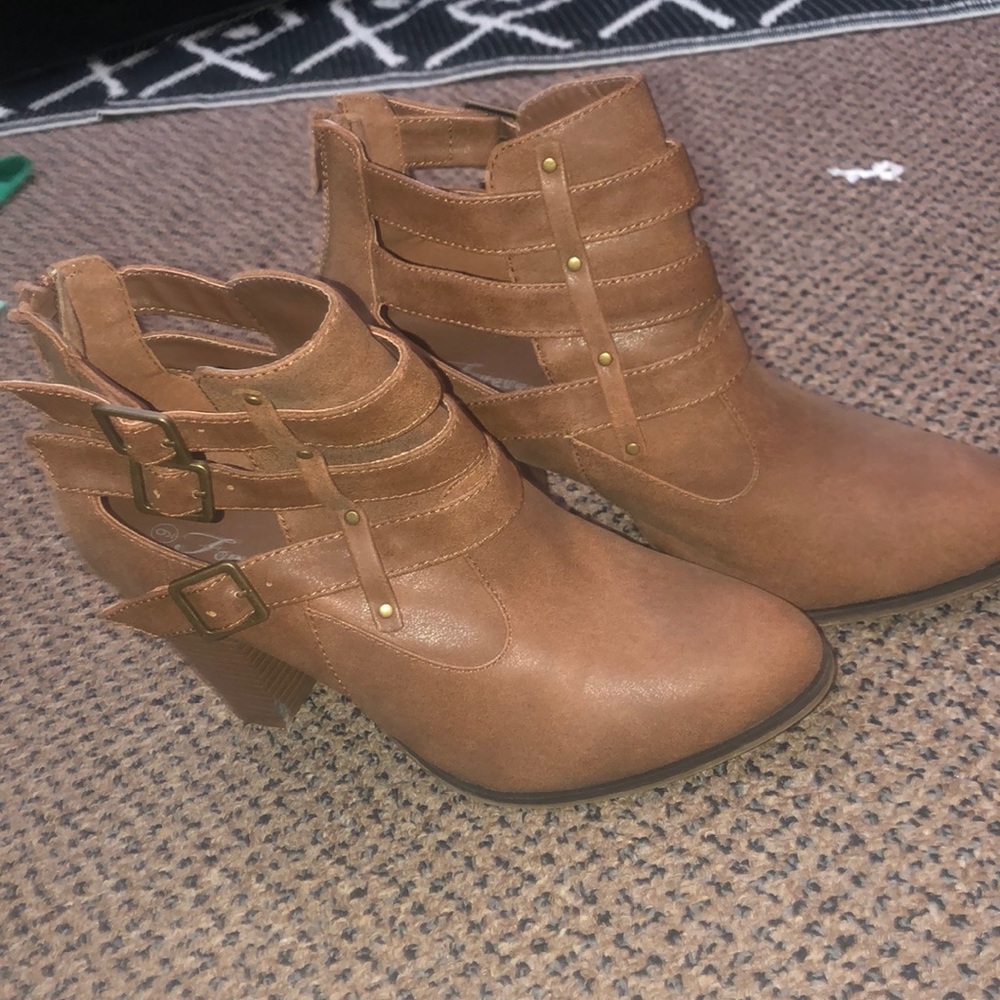 Brown ankle booties!!